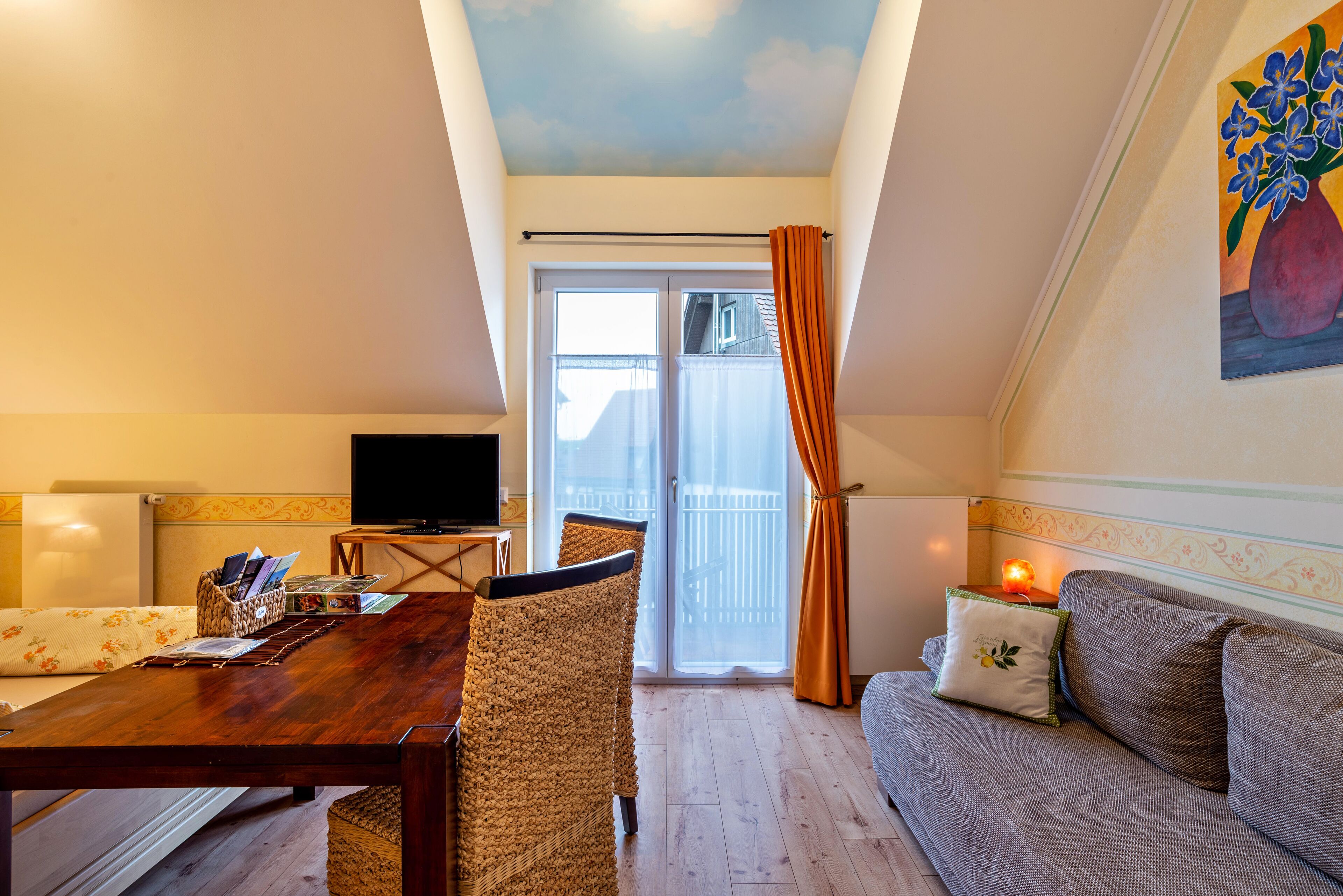 Studio Comfort (A4) | Area keluarga | TV layar datar dan kantor