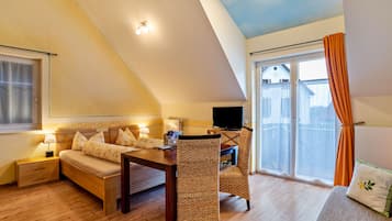 Estudio Confort (A4) | 1 habitación, decoración personalizada, muebles diferentes y escritorio