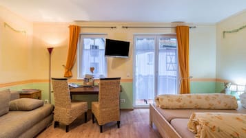 ห้องคอมฟอร์ทดับเบิล (A1) | บริเวณนั่งเล่น | ทีวีจอแบน, ห้องทำงาน