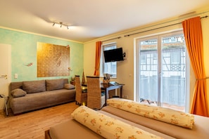 Dobbelt- eller tomannsrom – comfort (A3) | Oppholdsområde | Flatskjerm-TV og kontorer