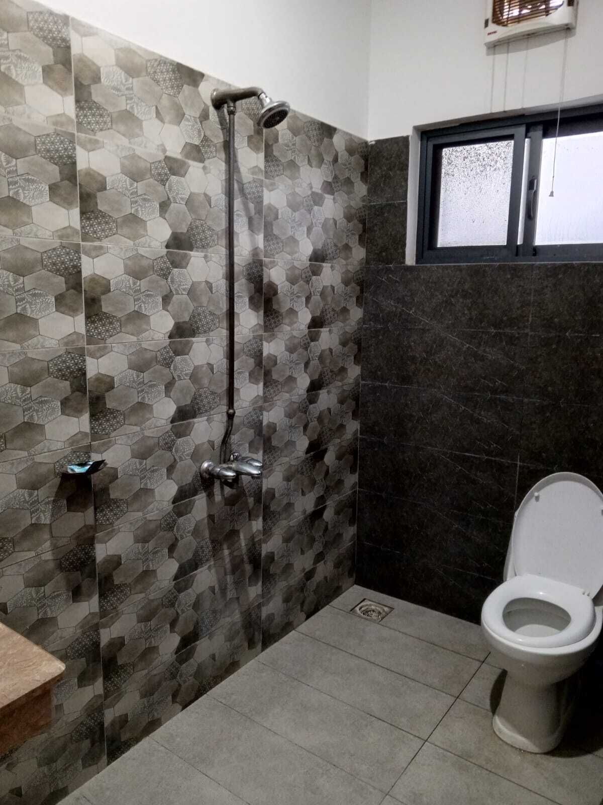 Deluxe Double Room | Bathroom | Shower, towels