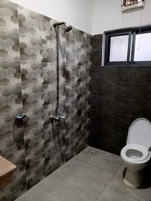 Deluxe Double Room | Bathroom | Shower, towels - Royal Palace Guest House E-11 (Islamabad)