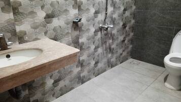 Deluxe Double Room | Bathroom | Shower, towels