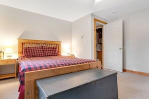 2 bedrooms, desk, iron/ironing board, WiFi