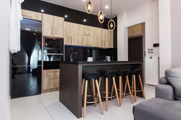 Appartement | Cuisine privée | Grand réfrigérateur, micro-ondes, four, bouilloire électrique