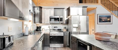 Réfrigérateur, four à micro-ondes, un four, surface de cuisson