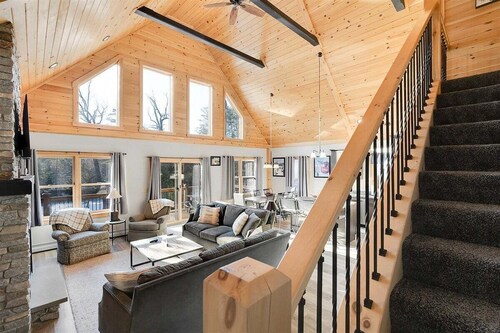 Mountain Lake Retreat- Waterfront Chalet