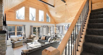 Mountain Lake Retreat- Waterfront Chalet