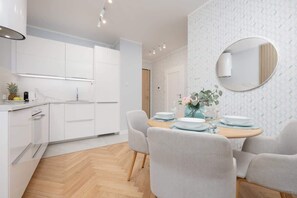 Réfrigérateur, micro-ondes, plaque de cuisson, lave-vaisselle