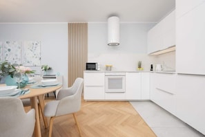 Réfrigérateur, micro-ondes, plaque de cuisson, lave-vaisselle