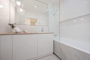 Regadera y secadora de cabello 