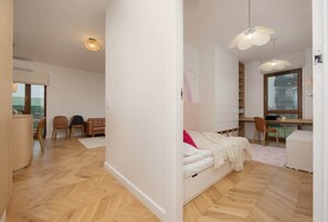 3 bedrooms, iron/ironing board, WiFi, bed sheets