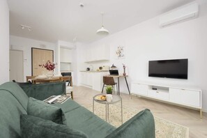 TV - Charming Apartment with Balcony | Close to Chopin Airport (Warszawa)