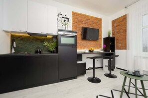 Fridge, oven, stovetop, cookware/dishes/utensils - Cozy Studio Poznanska in Lodz by Noclegi Renters (Lódz)