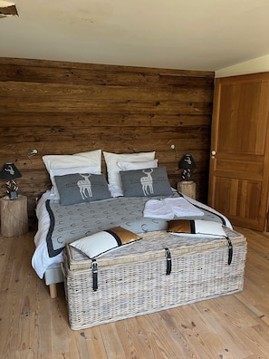 5 bedrooms, iron/ironing board, WiFi, bed sheets
