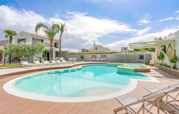 Pool - Awesome home in Punta Milocca (Punta Milocca)