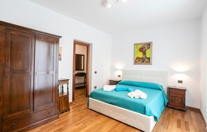 4 bedrooms, travel cot, free WiFi, bed sheets - Awesome home in Punta Milocca (Punta Milocca)