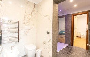 Shower, hair dryer - Awesome home in Punta Milocca (Punta Milocca)