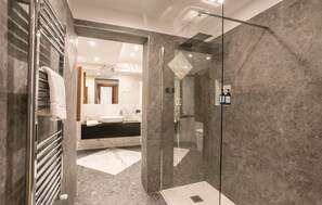 Shower, hair dryer - Awesome home in Punta Milocca (Punta Milocca)