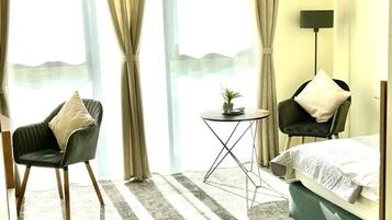 Studio, 1 Large Twin Bed, Non Smoking, Kitchen | Individually decorated, desk, laptop workspace, blackout drapes