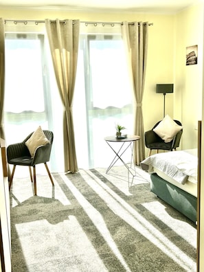 Studio, 1 Katil Bujang XL (Large Single), Non Smoking, Kitchen | Dihias secara berasingan, meja, ruang kerja komputer riba