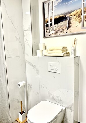 Studio, 1 grand lit jumeau, non-fumeur, cuisine | Salle de bain | Douche, serviettes fournies, savon, papier de toilette