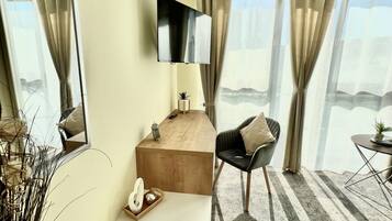 1 bedroom, individually decorated, desk, laptop workspace