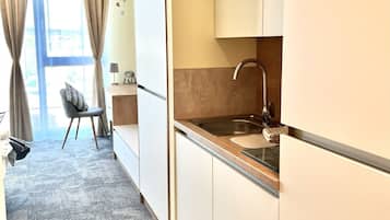 Estudio, 1 cama individual grande, para no fumadores, cocina | Cocina privada | Refrigerador con congelador, microondas y parrilla de estufa