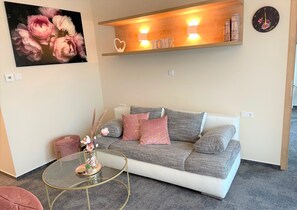 Condo, 1 grand lit et 1 canapé-lit, non-fumeur, cuisine | Aire de séjour | Téléviseur connecté de 45 po avec télévision par câble