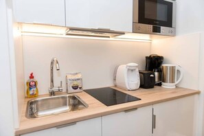 Fridge, microwave, oven, stovetop - Schoenbrunn Design in Vienna (Vienna)