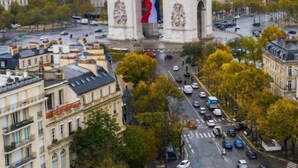 Une vue de l’Arc de Triomphe à Paris, avec les bâtiments environnants et la circulation.