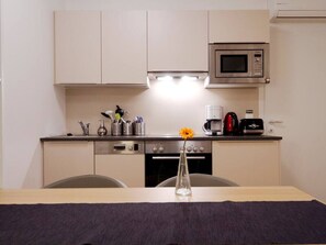 Kühlschrank, Mikrowelle, Ofen, Herdplatte