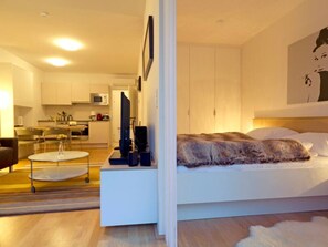 1 habitación, tabla de planchar con plancha, cuna de viaje y wifi