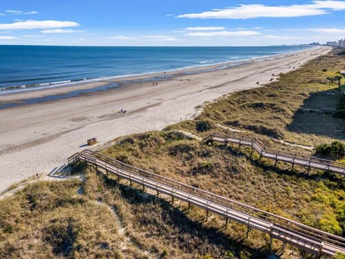 TreeHouse Lodge, Walk to Beach, Pet-Friendly 305