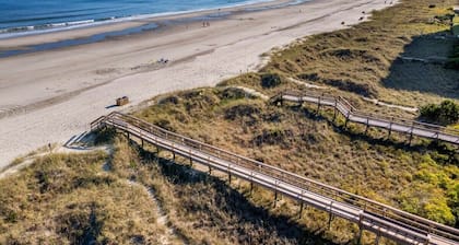 TreeHouse Lodge, Walk to Beach, Pet-Friendly 305