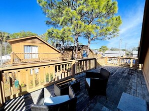 Terrace/patio - Breeze away beach cottage, North Myrtle Beach (North Myrtle Beach)