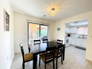 Dining - Breeze away beach cottage, North Myrtle Beach (North Myrtle Beach)