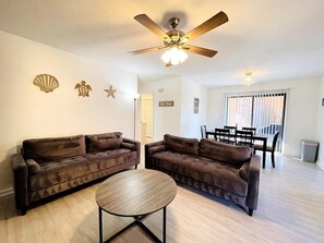 TV - Breeze away beach cottage, North Myrtle Beach (North Myrtle Beach)