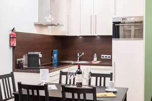 Fridge, microwave, oven, stovetop - Premium Business Apartment (Vienna)
