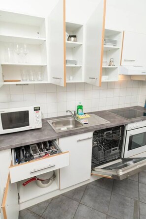 Fridge, microwave, oven, stovetop - Premium Business Apartment (Vienna)