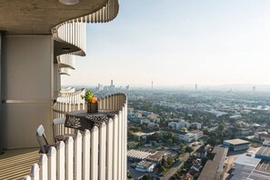 Ein Hochhaus mit einem Balkon, versehen mit einem Ziergeländer und einem Blumentopf.