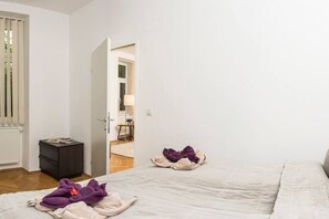 1 chambre, bureau, fer et planche à repasser, Wi-Fi