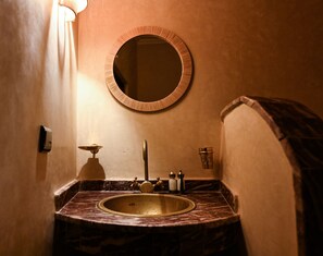Suite Premium | Baño | Ducha, secador de pelo, albornoces y zapatillas