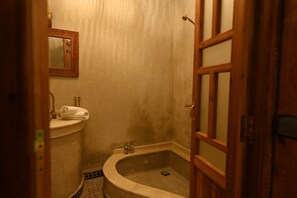 Habitación Deluxe | Baño | Ducha, secador de pelo, albornoces y zapatillas
