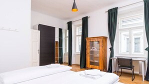 2 soverom, skrivebord, strykejern/-brett og reiseseng for barn