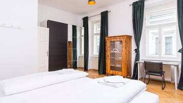 2 Schlafzimmer, Schreibtisch, Bügeleisen/Bügelbrett, Reisekinderbett