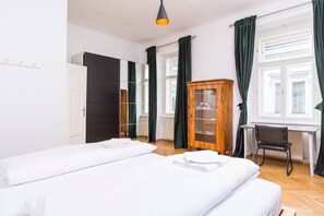 2 soverom, skrivebord, strykejern/-brett og reiseseng for barn