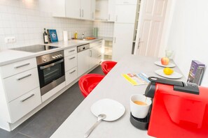 冷蔵庫、電子レンジ、オーブン、コンロ