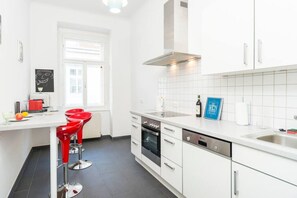 冷蔵庫、電子レンジ、オーブン、コンロ