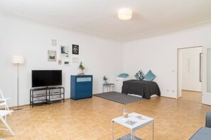 1 Schlafzimmer, Schreibtisch, Bügeleisen/Bügelbrett, Reisekinderbett
